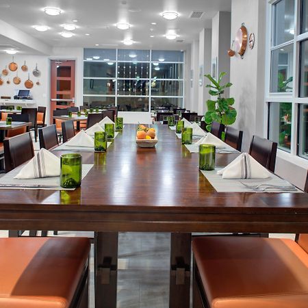 Holiday Inn Windsor - Wine Country By Ihg Exterior photo